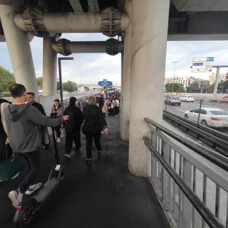 İETT Metrobüsler Çok Yetersiz Özellikle İş Saatlerinde