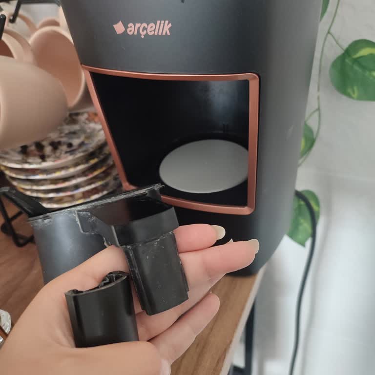 Özenle Kullanılan Arçelik Telve Kahve Makinesi Cezvesinin Sapı Kırıldı