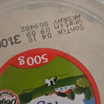 Sütaş Son Kullanım Tarihi Henüz Gelmemiş Küflü Yoğurt