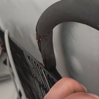 Altus Sıvı Teması Olmayan Bir Yerden Paslanma Ve Kabarma