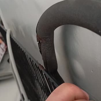 Altus Sıvı Teması Olmayan Bir Yerden Paslanma Ve Kabarma