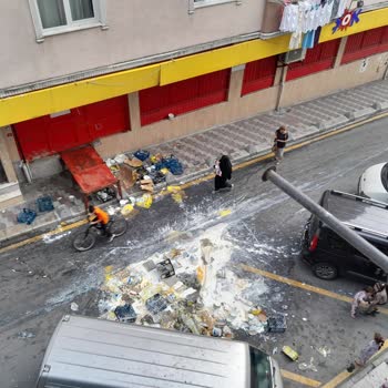 Şok Market Yola Saçılan Mallarını Temizlemiyor.