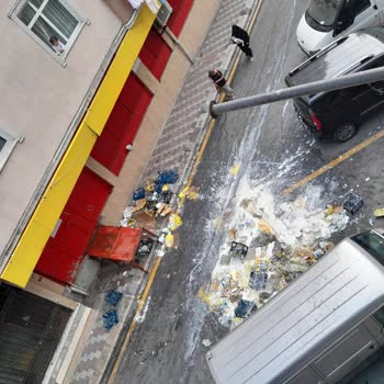 Şok Market Yola Saçılan Mallarını Temizlemiyor.