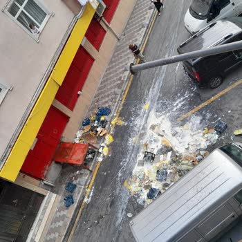 Şok Market Yola Saçılan Mallarını Temizlemiyor.