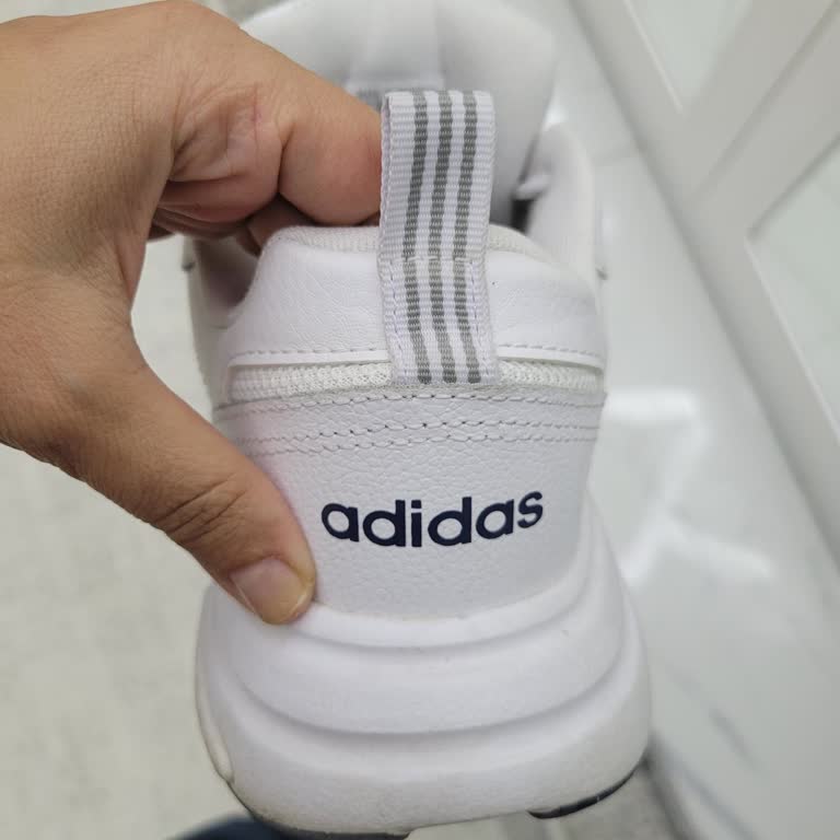 Adidas Kusurlu Ürün Sattı