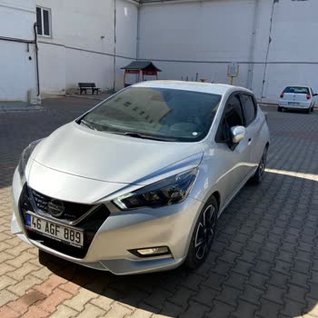 Nissan Micra nuevo con dos capas de pintura en el techo
