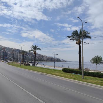 İzmir Büyükşehir Belediyesi İzmir'de Lağım Kokusu Sorunu: Acil Çözüm Bekleniyor
