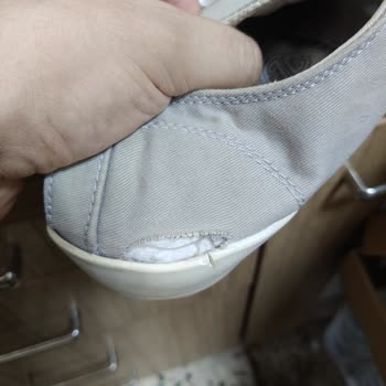 Elle Ayakkabı Yırtılan Ayakkabı İçin Hiçbir İşlem Yapmıyor