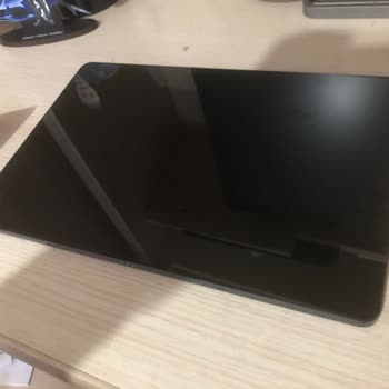 Mi Samsung TAB S7 FE tiene una grieta interna sin impacto