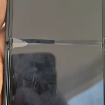 Pantalla de Samsung ZFlip 4 se despega en el medio