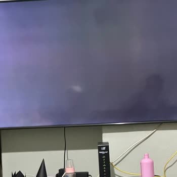 Samsung Q60B TV con pantalla nublada y borrosa