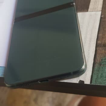 Samsung Z Flip 3 teléfono inteligente con grietas en la sección de plegado