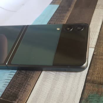 Samsung Z Flip 3 teléfono inteligente con grietas en la sección de plegado