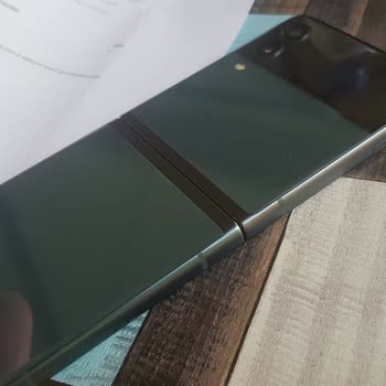 Samsung Z Flip 3 teléfono inteligente con grietas en la sección de plegado