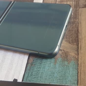 Samsung Z Flip 3 teléfono inteligente con grietas en la sección de plegado