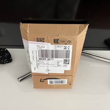 Amazon me envió un iPhone usado con un cable roto