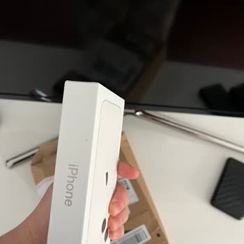 Amazon me envió un iPhone usado con un cable roto