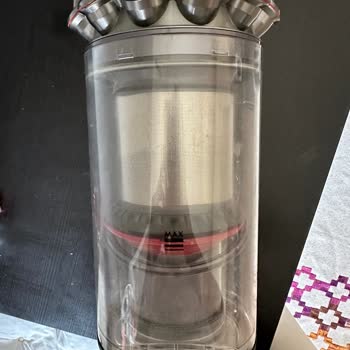No encuentro repuesto del contenedor de polvo Dyson V11