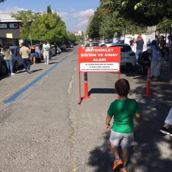 Milli Eğitim Bakanlığı Okul Önünde Tehlike Saçan Motorsiklet Eğitim Alanı