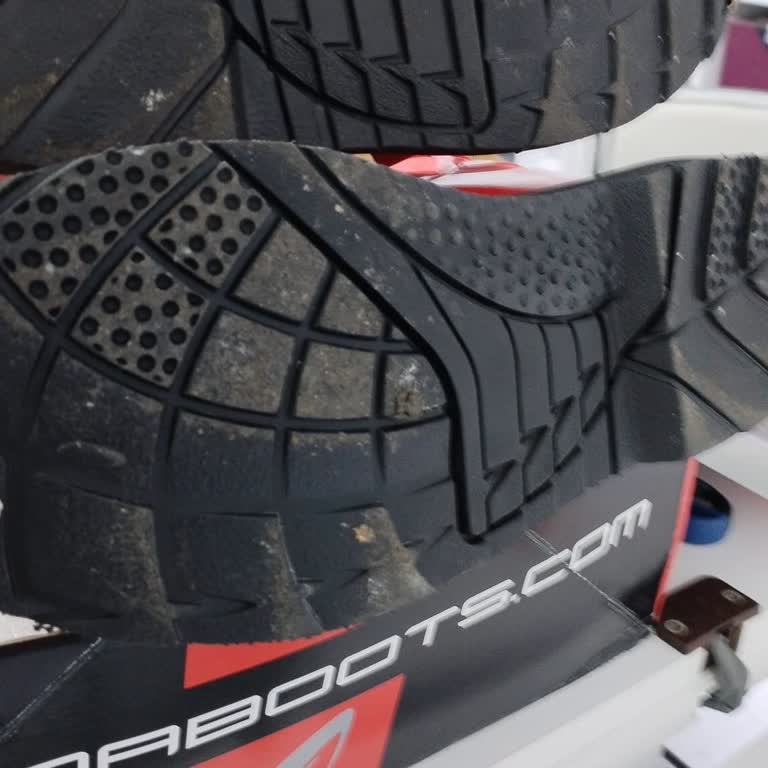 Motomax Dar Olan Enduro Botunu Büyük Bedenle Değiştirmiyor