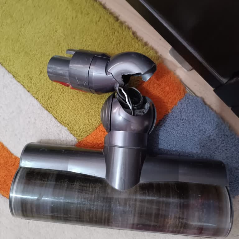Dyson V8 Animal Plus 972182-01 Halı Süpürme Başlığı Kırıldı