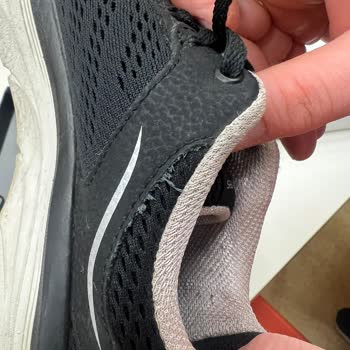Skechers Zapatos Se Desmoronaron en un Mes, Reembolso Negado