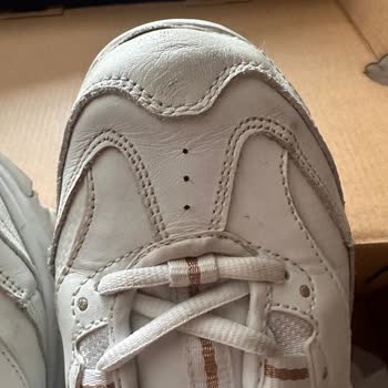 Mis zapatillas Skechers tienen grietas y no reconocen el fallo