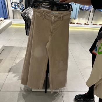 No pude devolver pantalones Zara que cambiaron de color tras el primer lavado