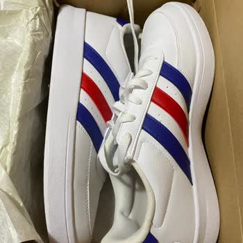 Adidas Zapatillas Incómodas y Rechazo de Devolución