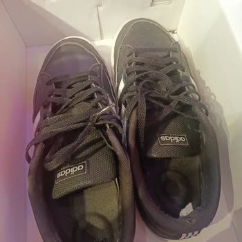 Adidas Kicks Solo Usados Dos Veces Se Desmoronan y Decoloran