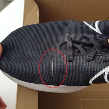 Nike Downshifter DD9293: Desgaste de la Malla en Zapatillas de Running