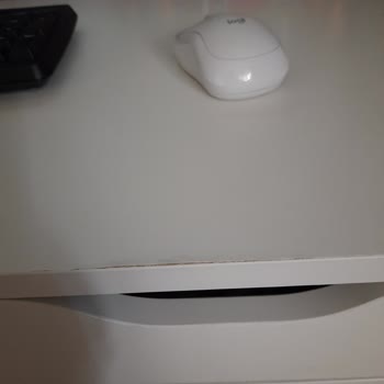 IKEA Alex Desk se hincha con poca humedad