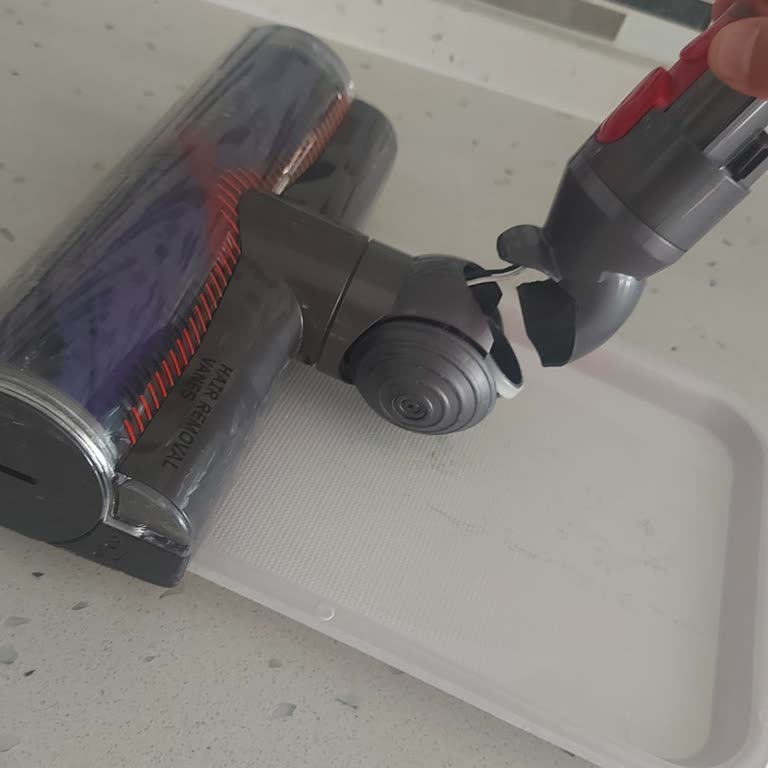 Dyson Marka Süpürgenin Halı Süpürme Aparatı Kırıldı