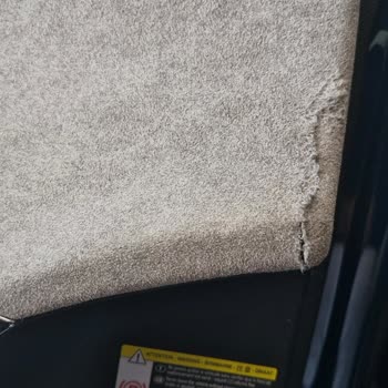 Peugeot 3008 GT 2023 - Desgarro en el Panel de la Puerta No Cubierto por Garantía