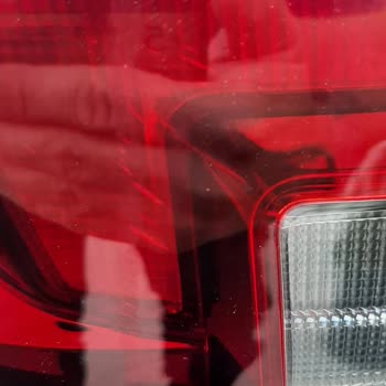 Luces Traseras Agrietadas en Mi Opel Corsa 1.5 Diesel – Garantía Negada