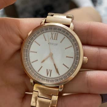 Guess Marka Saat Su Geçiriyor Ve Renk Soluyor