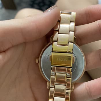 Guess Marka Saat Su Geçiriyor Ve Renk Soluyor