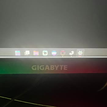 Gigabyte Gaming Monitör Ekran Altı Tuhaf Değişik Renkli Çizgiler