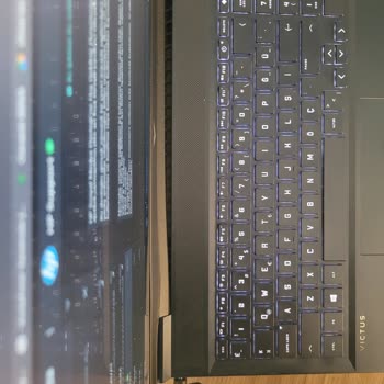 HP Victus 16-e0028nt Laptop con Bisel Roto