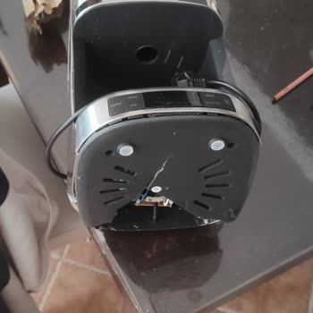 Electrolux EKF7700: Problema con la cafetera y soporte negligente