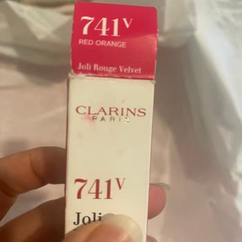 Sephora 741 Jolie Rouge Velvet Lipstick llegó sin tapa protectora, está usado