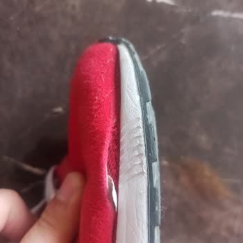 Puma Zapatos Defectuosos, Separación en los Lados