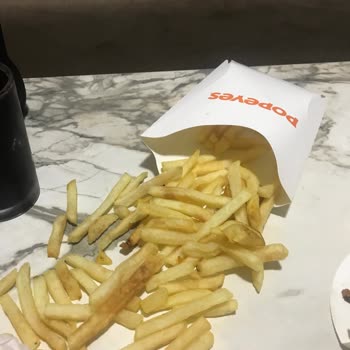 Pedido de Popeyes con salsas faltantes y comida fría