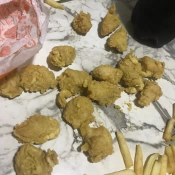 Pedido de Popeyes con salsas faltantes y comida fría