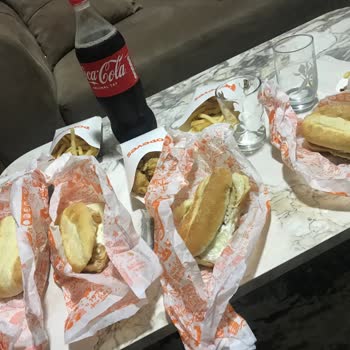 Pedido de Popeyes con salsas faltantes y comida fría