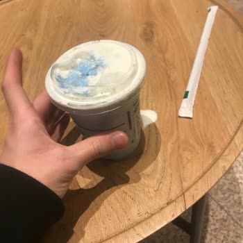 Starbucks: Tapa suelta en mi café y mala preparación