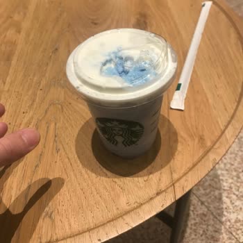 Starbucks: Tapa suelta en mi café y mala preparación