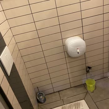 Shell Taşpınar Şubesi Tuvaletleri Çok Kötü Kokuyor Eski Bakımsız Kirli