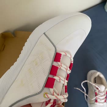 Hummel: Problema con manchas en mis zapatos nuevos