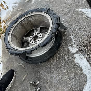 Goodyear Neumáticos de Invierno Se Rompen en Carretera Limpia